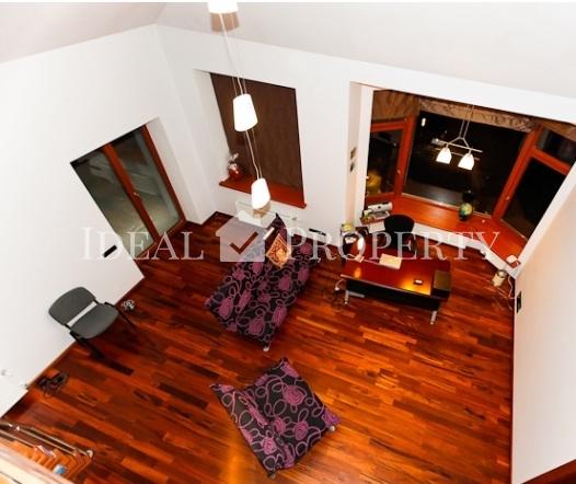 Lieliska savrupmāja Asaros, Jūrmalā, netālu no jūras.